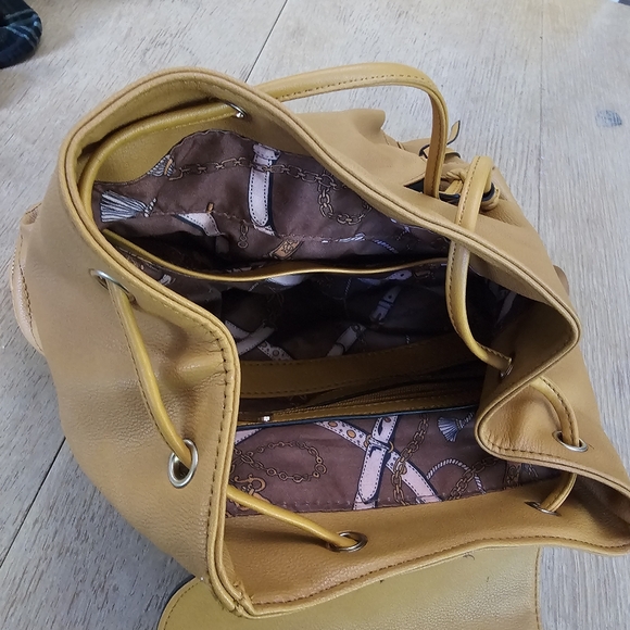 Yellow back pack - Picture 3 of 3